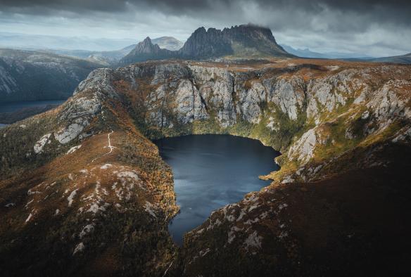 塔斯曼尼亞搖籃山火山湖（Crater Lake）的山毛櫸©Jason Charles Hill