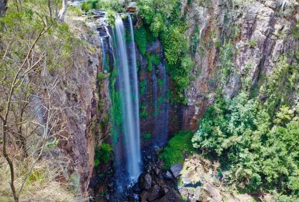 昆士蘭州主山脈國家公園（Main Range National Park）瑪麗皇后瀑布（Queen Mary Falls）的高空景致，瀑布飛瀉直下，氣勢磅礴©澳洲旅遊局