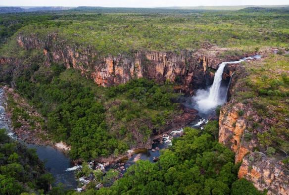 北領地（Northern Territory）卡卡杜國家公園和吉姆吉姆瀑布（Jim Jim Falls）的高空景致，可以看到國家公園遼闊的紅色岩石和綠林景觀©Kieran Stone