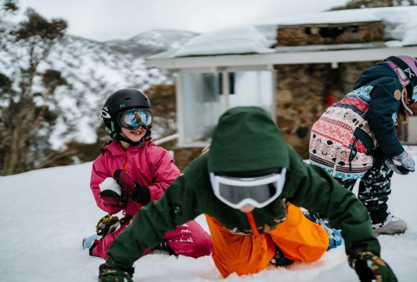 維多利亞州高地區賀騰山上一群小孩在雪中玩樂©Tourism North East