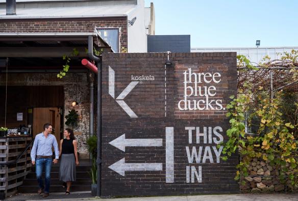 一對情侶正離開新南威爾士州羅斯貝麗（Rosebery）的Three Blue Ducks餐廳©新南威爾士州旅遊局
