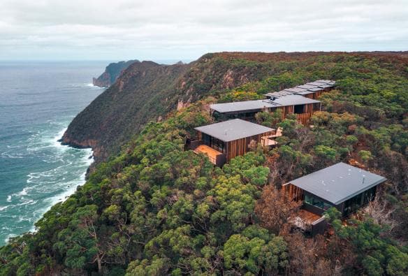 塔斯曼尼亞亞瑟港（Port Arthur）三角海標誌性步行導賞的柱角小屋（Cape Pillar Lodge）©Luke Tscharke