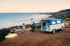 一對情侶在勒格蘭德角國家公園的海灘上曬日光浴，旁邊有一台四驅車©澳洲金色內陸