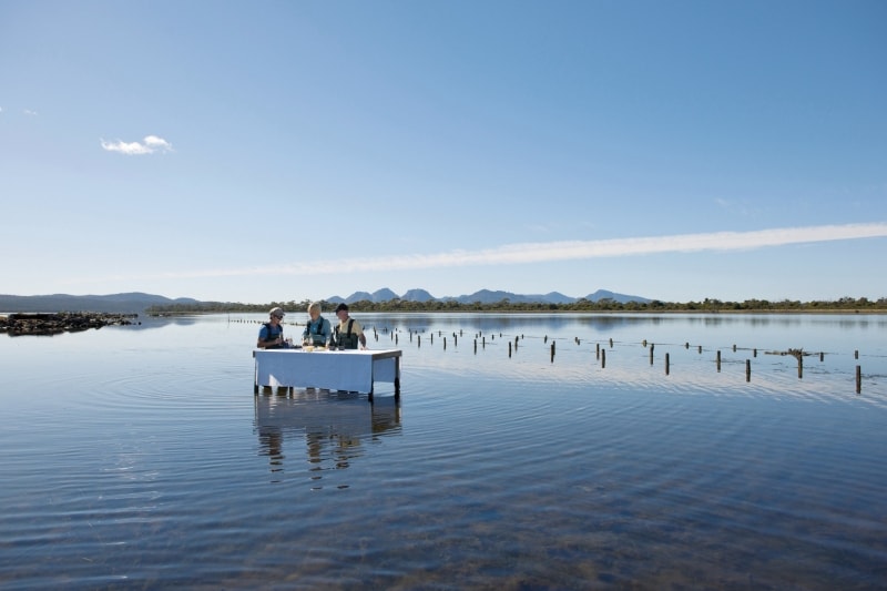 Saffire Signature Experiences, Freycinet Marine Oyster Farm, Coles Bay, Parc national de Freycinet, TAS © Tourism Tasmania Saffire Signature Experiences, Freycinet Marine Oyster Farm, Coles Bay, Parc national de Freycinet, TAS © Tourism Tasmania