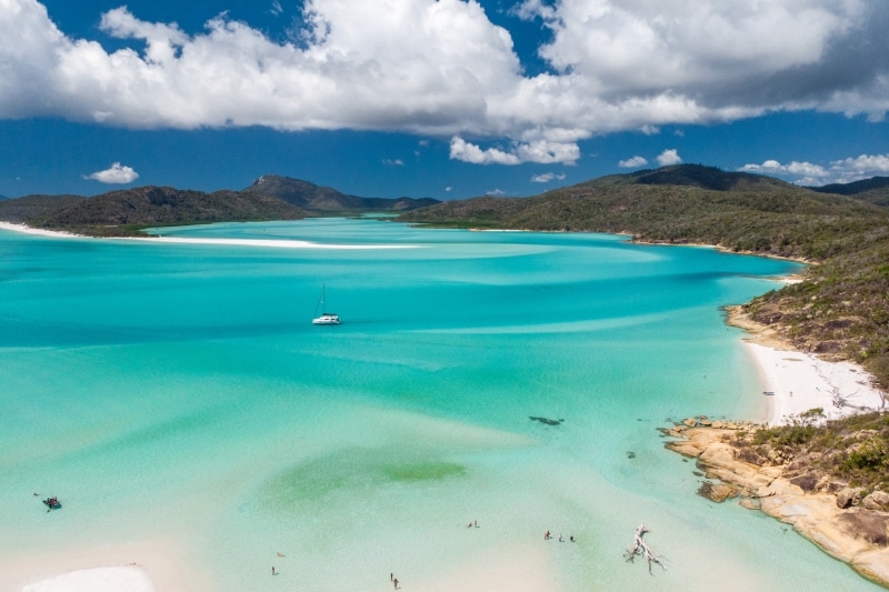 Vue aérienne de Whitehaven Beach depuis Hill Inlet dans les Whitsundays © Tourism and Events Queensland Vue aérienne de Whitehaven Beach depuis Hill Inlet dans les Whitsundays © Tourism and Events Queensland
